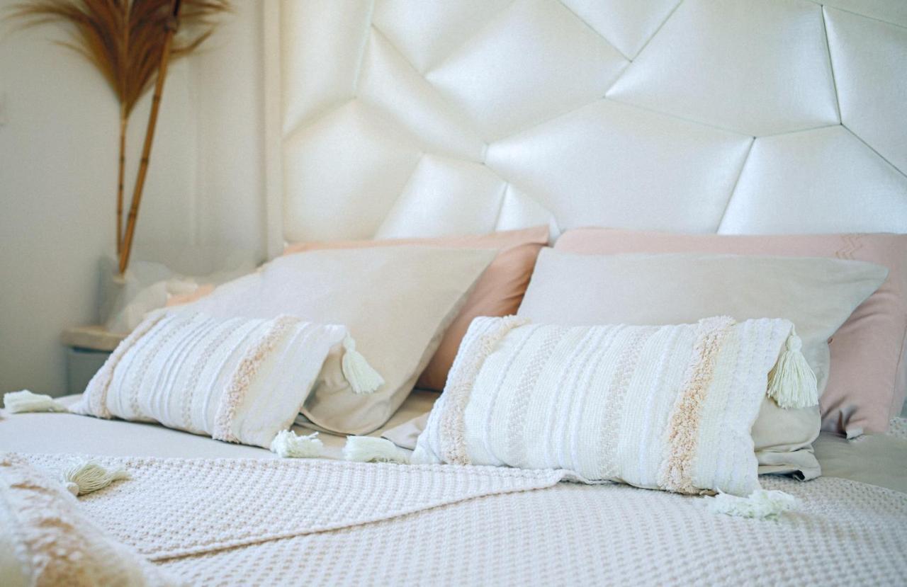 Villa Cocoon - Love Room Cocooning & 50 Nuances กูจส์-เลส์-แป็งส์ ภายนอก รูปภาพ