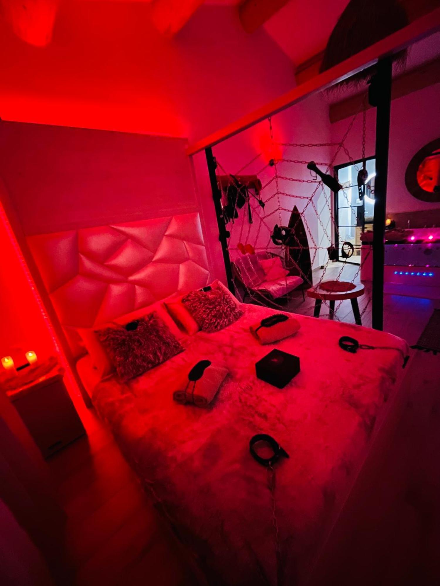 Villa Cocoon - Love Room Cocooning & 50 Nuances กูจส์-เลส์-แป็งส์ ภายนอก รูปภาพ