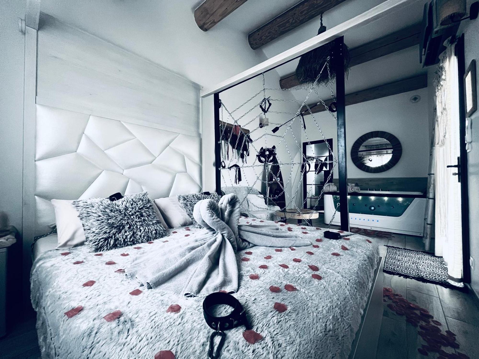Villa Cocoon - Love Room Cocooning & 50 Nuances กูจส์-เลส์-แป็งส์ ภายนอก รูปภาพ